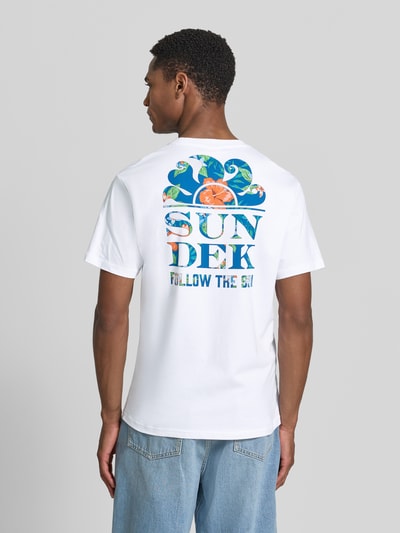 Männermodel trägt T-Shirt mit rückseitigem Motiv-Print von Sundek, weiße Reine Baumwolle, Regular-Fit, Logo-Print, Rundhalsausschnitt, Rückseite, Rückenlänge bei Größe M: 67 cm, Ganzkörperansicht Rückansicht.