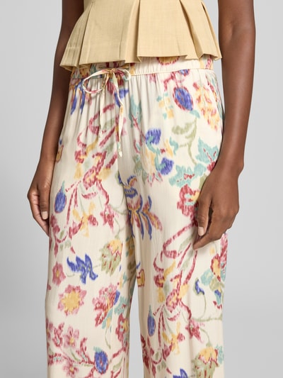 Vrouwenmodel draagt Culotte uit viscose met elastische band van Christian Berg Woman, all-over motief, loose fit, detailopname taille