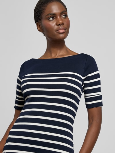 Frauenmodel trägt Midikleid mit U-Boot-Ausschnitt Modell 'MUNZIE' von Lauren Ralph Lauren, navy mit weißen Streifen, Nahaufnahme Oberkörper.