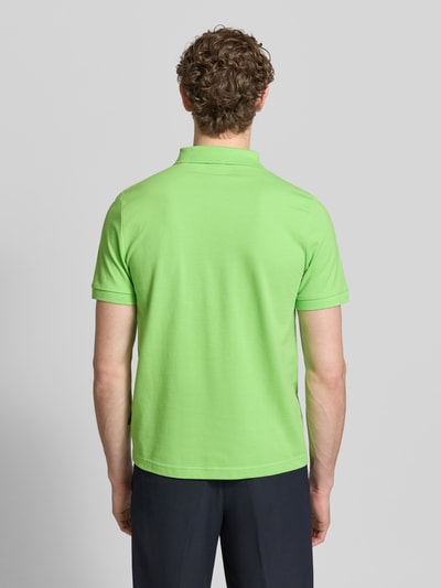 Männermodel trägt Regular Fit Poloshirt mit Logo-Stitching von HECHTER PARIS, bawełna, krój regular fit, fakturowany wzór, kołnierzyk polo, z krótkim rękawem, długość tyłu w rozmiarze M 66 cm, zielony, widok całej sylwetki od tyłu