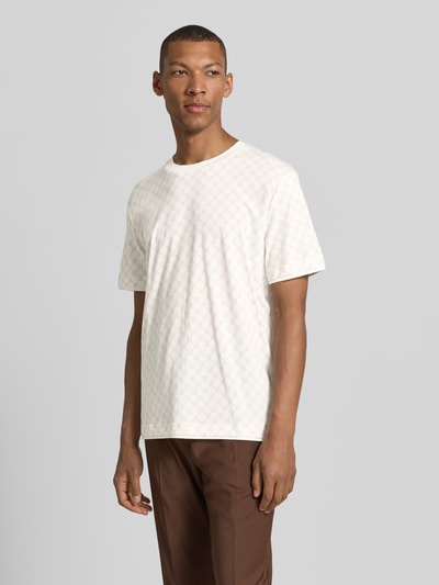 Männermodel trägt T-Shirt mit Logo-Muster und Rundhalsausschnitt von JOOP! Collection, biały, krój regular fit, mieszanka bawełny i lyocellu, długość tyłu w rozmiarze M: 69 cm, Ganzkörperansicht von vorne