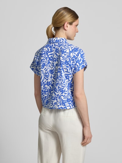 Frauenmodel trägt Bluse aus Leinen-Mix mit Eingrifftaschen von Betty Barclay in Weiß und Blau, Regular-Fit, Rückansicht, Rückenlänge 48 cm, Ärmellänge 14 cm, Hemdblusenkragen, Knopfleiste, Ärmel mit fixiertem Aufschlag, Leinen-Viskose-Anteil, Damen Bluse, Ganzkörperansicht Rückansicht.