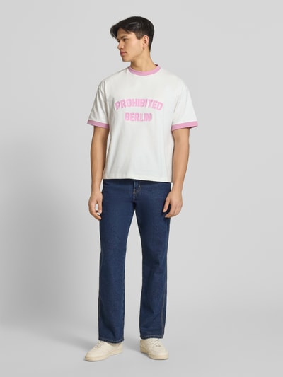Männermodel trägt weißes Herren T-Shirt mit Label-Stitching Modell 'Rush' von PROHIBITED, Reine Baumwolle, Regular-Fit, Rundhalsausschnitt, Ganzkörperansicht von vorne.
