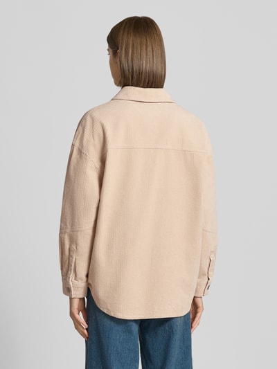 Frauenmodel trägt Loose Fit Hemdjacke aus reiner Baumwolle Modell 'TIGGY' von ONLY in Beige, Cordoptik, Ganzkörperansicht Rückansicht.
