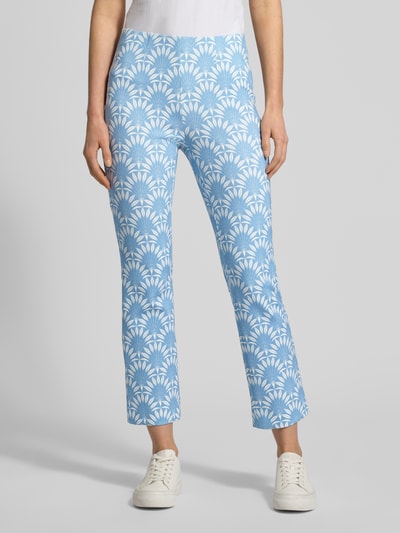 Kobiece modelka nosi Stoffhose mit Stretch-Anteil Modell 'CINDY' od SEDUCTIVE, niebiesko-białe wzory, krój slim fit, szerokość w rozmiarze 36: 38 cm, długość wewnętrzna nogawki: 68 cm, całkowity widok z przodu