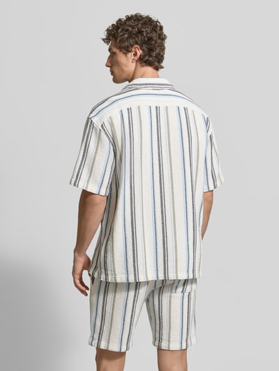 Männermodel trägt Regular Fit Freizeithemd mit Kentkragen von MCNEAL aus Reine Baumwolle mit Knopfleiste, Rückenlänge 71 cm, Schulterbreite 53 cm, Ärmellänge 25 cm, gestreiftes Muster in Beige, Blau und Weiß, Ganzkörperansicht Rückansicht.