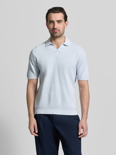Männermodel trägt Regular Fit Poloshirt mit gerippten Abschlüssen von MCNEAL in Hellblau, reine Baumwolle, Polokragen, Nahaufnahme Oberkörper.