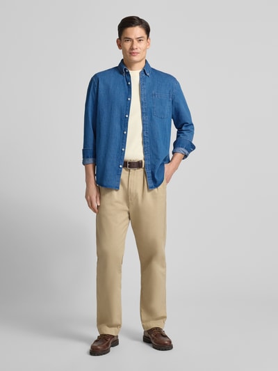 Männermodel trägt Freizeithemd mit Knopfleiste von MCNEAL z bawełny, regular fit, niebieski denim, kołnierzyk button-down, widok z przodu, Ganzkörperansicht von vorne.