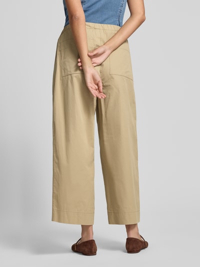 Frauenmodel trägt beige Weite Hose aus reiner Baumwolle von Weekend Max Mara, glatte Struktur, Ganzkörperansicht Rückansicht.