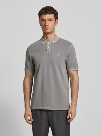 Männermodel trägt Poloshirt aus Baumwolle von MARC O’POLO DENIM in Grau, Gerader Schnitt, Piqué, Logo, Polokragen, Nahaufnahme Oberkörper