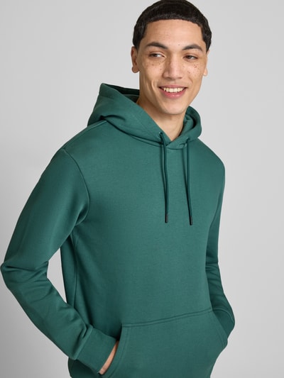 Männermodel trägt Regular Fit Hoodie aus Baumwoll-Mix Modell 'CERES' von Only & Sons in Optik: Unifarben, Nahaufnahme Oberkörper