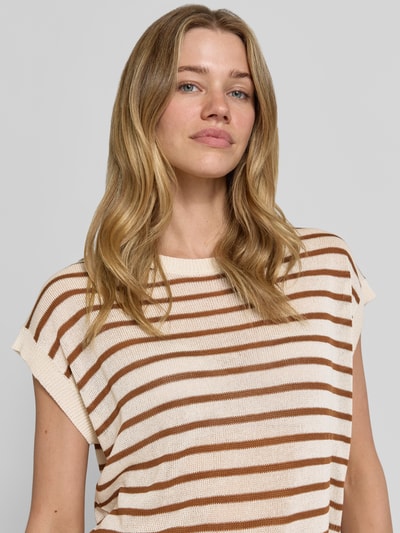 Frauenmodel trägt Strickshirt mit Rundhalsausschnitt Modell 'LUANNA' von Soyaconcept im Allover-Look, Material-Mix mit Leinen-Anteil, Regular-Fit, Nahaufnahme Oberkörper.