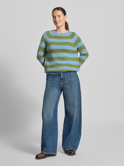 Vrouwenmodel draagt pullover met groene en blauwe strepen, grove textuur, Regular Fit Pullover aus Alpaka-Mix model 'GHIACCI' van Weekend Max Mara, volledige vooraanzicht.