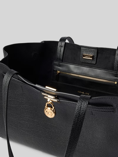 Produktfoto, Handtasche aus echtem Leder Modell 'HAMILTON' von MICHAEL Michael Kors in Schwarz mit goldfarbenen Akzenten, Hauptfach mit Magnetverschluss, Label-Applikation, strukturiertes Leder, Innenansicht, Kontext: Damen Handtasche, Schulterriemen 62 cm, Größe 52x27x15 cm