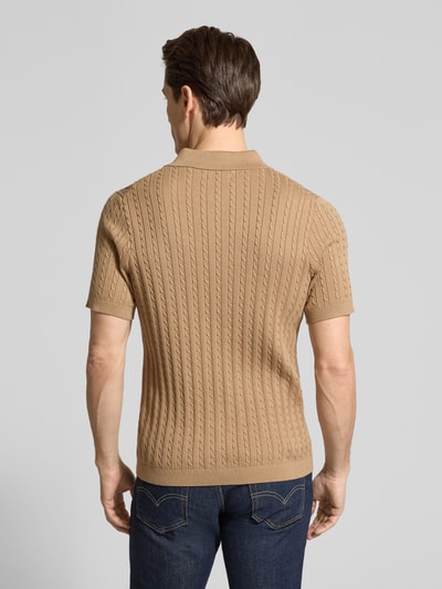 Männermodel trägt Slim Fit Poloshirt in Strick-Optik von Christian Berg Men in Beige mit Polokragen, Ganzkörperansicht Rückansicht. Baumwolle, kurzärmelig, figurbetont.