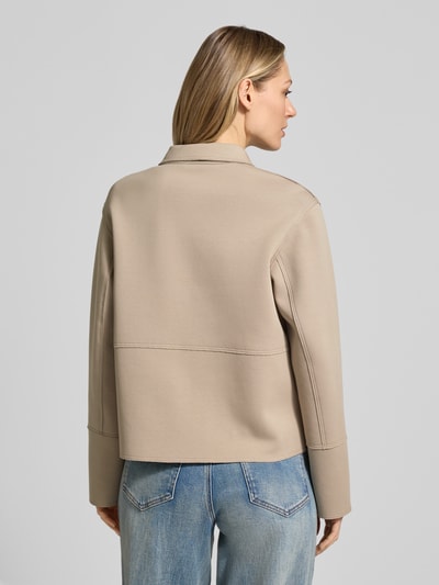 Frauenmodel trägt Blazer mit Kentkragen und aufgesetzten Pattentaschen von WHITE LABEL, beiger Baumwoll-Mix, gerader Schnitt, Ganzkörperansicht Rückansicht.