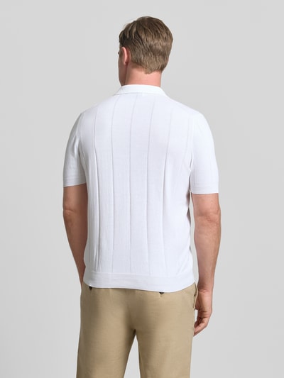 Männermodel trägt Regular Fit Poloshirt mit breiter Rippe und V-Ausschnitt von GRAN SASSO aus reiner Baumwolle, Ganzkörperansicht Rückansicht.