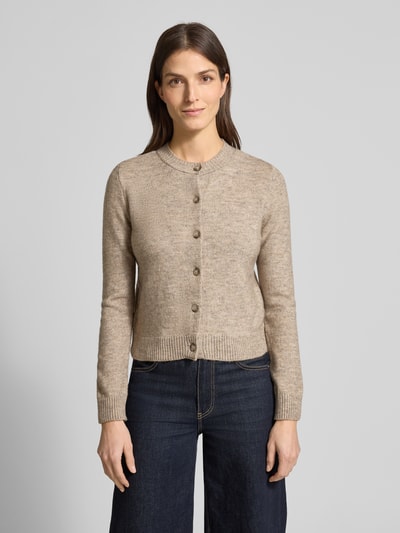 Frauenmodel trägt Regular Fit Cardigan mit Woll-Anteil Modell 'Nekka' von Mango, beige meliert, runde Knopfleiste, Nahaufnahme Oberkörper.
