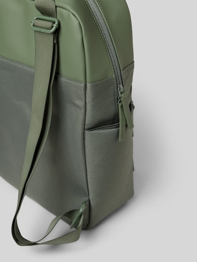 Produktfoto, Rucksack mit Label-Detail von Kapten & Son im grünen Material-Mix mit Hauptfach, Nebenfach, Reißverschluss, Tragehenkel und Schulterriemen, Maße ca. 28x37x12 cm, Länge Schulterriemen 62 cm