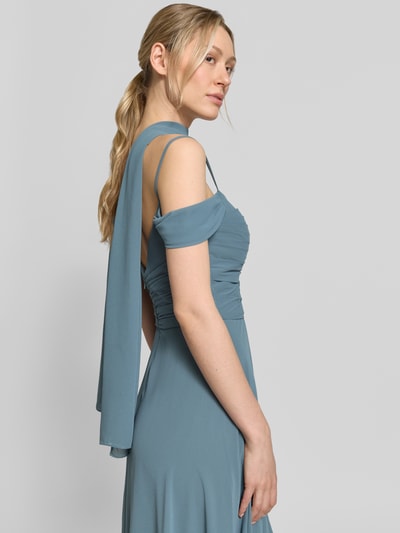 Frauenmodel trägt Maxikleid im Off-Shoulder-Look mit Gehschlitz von Mascara, A-Linie, Drapierungen, Nahaufnahme Oberkörper