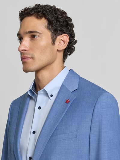 Männermodel trägt Regular Fit Sakko mit Schurwoll-Anteil Modell 'Monopoly' von CINQUE in Hellblau, Nahaufnahme Oberkörper.
