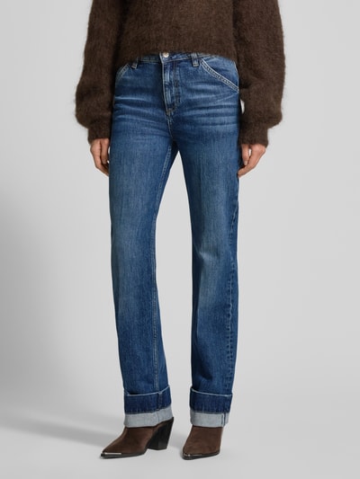 Frauenmodel trägt Straight Fit Jeans aus Baumwoll-Mix Modell 'PARKWAY' von BOSS in unifarbenem Denim mit fixiertem Umschlag, Nahaufnahme Oberkörper.