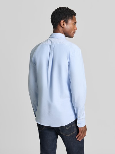 Männermodel trägt Regular Fit Freizeithemd aus Baumwoll-Mix Modell 'Oxford' von Lindbergh in Hellblau, Rückenansicht, Ganzkörperansicht Rückansicht. Baumwoll-Elasthan-Mix, Button-Down-Kragen, 1-Knopf-Manschetten, abgerundeter Saum, Größe M: Rückenlänge 77 cm, Schulterbreite 44 cm, Ärmellänge 66 cm.