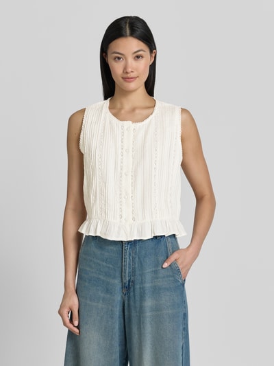 Frauenmodel trägt Blusentop mit Knopfleiste und Häkelspitze von Jake*s Casual, Reine Baumwolle, Regular-Fit, Rundhalsausschnitt, Rückenlänge bei Größe 36 46 cm, Vorderansicht Nahaufnahme Oberkörper.