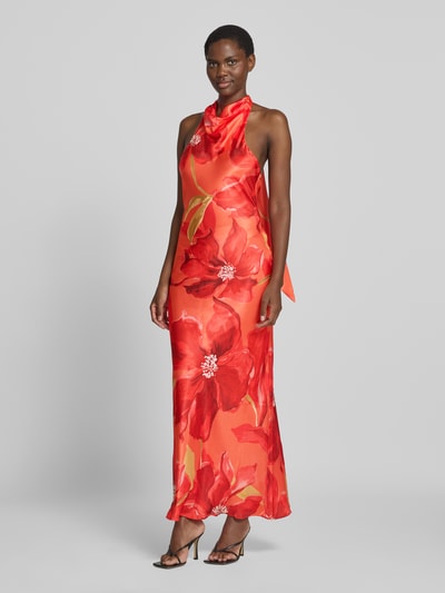 Vrouwenmodel draagt Slim Fit maxi-jurk met all-over bloemenprint van Forever New in rood en oranje, opstaande kraag, mouwloos design, ruglengte maat 36: 155 cm, borstwijdte maat 36: 40 cm, Ganzkörperansicht van voren.