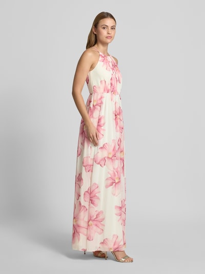 Vrouwenmodel draagt Maxikleid aus Chiffon im Allover-Look van Jake*s Cocktail in roze all-over look met plissévouwen, a-lijn, ruglengte maat 36: 150 cm, borstwijdte maat 36: 38 cm, geheel lichaamsaanzicht van voren.
