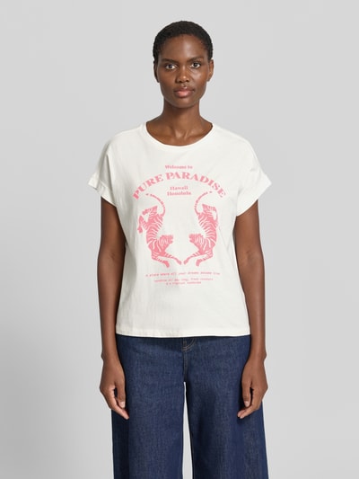 Frauenmodel trägt Regular Fit T-Shirt mit Motiv-Print von Milano Italy, Weiß mit rosa Print, Reine Baumwolle, Rundhalsausschnitt, Damen T-Shirt, Rückenlänge bei Größe S 56 cm, Ganzkörperansicht von vorne