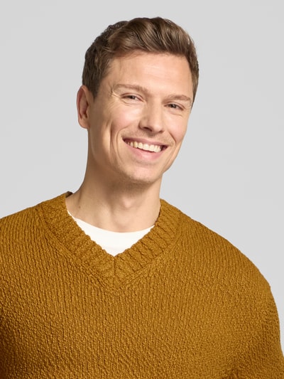 SELECTED HOMME Sweter z dzianiny o kroju regular fit z czystej bawełny ekologicznej model ‘Angus’ Mosiądzowy 3