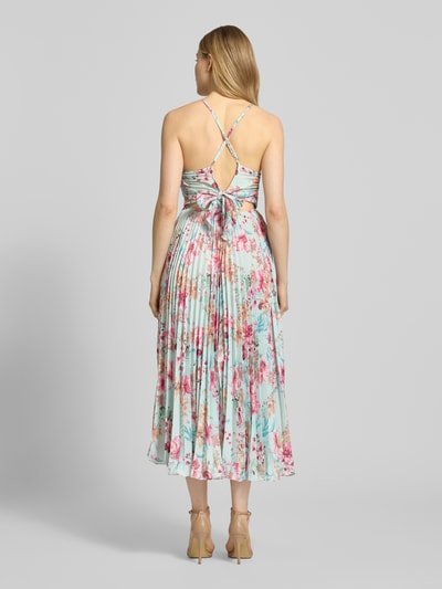 Frauenmodel trägt Regular Fit Midikleid in Plissee-Optik von ADLYSH, floraler Allover-Print, Cut-Out, Spaghettiträger, Ganzkörperansicht Rückansicht.