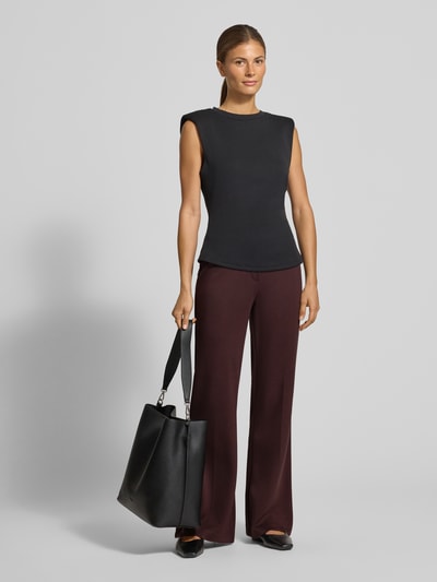 Frauenmodel trägt Flared Cut Hose mit elastischem Bund von Christian Berg Woman in Dunkelrot, Material-Mix mit Viskose-Anteil, Ganzkörperansicht von vorne.