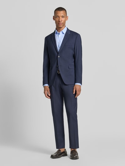 Męski model trägt Slim Fit Business-Hemd mit Kentkragen von Jake*s, bawełna, niebieski, listwa guzikowa, sportowe mankiety, w koszulowym stylu, zaokrąglony dół, długość tyłu w rozmiarze 39/40: 79 cm, szerokość w rozmiarze 39/40: 48 cm, długość rękawów w rozmiarze 39/40: 65 cm, Ganzkörperansicht von vorne.