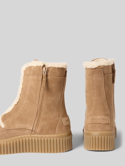 Produktfoto, Stiefeletten aus reinem Rindsvelours von Marc O'Polo w odcieniu matowego brązu, jednolite, okrągłe noski, podeszwa z żebrowaną strukturą, zamszowa faktura, zapięcie na sznurowanie i suwak, naszywka z logo, skóra rindsvelours