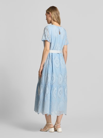 Frauenmodel trägt Midikleid mit Lochspitze und Bindegürtel von More & More in Hellblau, Baumwoll-Mix, Taillierter Schnitt, Tunikakragen, Rückenlänge 125 cm, Brustweite 40 cm, Ärmellänge 23 cm, Ganzkörperansicht Rückansicht.