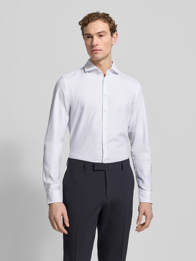 Männermodel trägt weißes Super Slim Fit Business Hemd mit Haikragen von Jake*s aus Baumwoll-Mix mit Stretch-Anteil, Knopfleiste, Ganzkörperansicht von vorne.