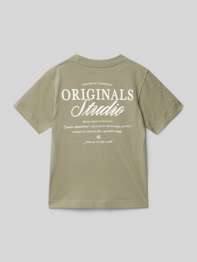 Jongen draagt regular fit T-shirt met statementprint model 'Bro' van Jack & Jones, puur katoen, ronde hals, ruglengte maat 140: 50 cm, ganzkörperansicht rückansicht