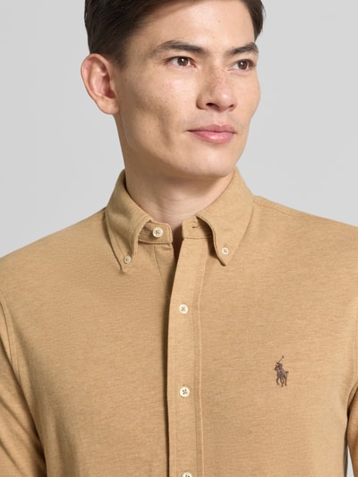 Männermodel trägt Freizeithemd mit Knopfleiste von Polo Ralph Lauren in Beige, Reine Baumwolle, Regular-Fit, Label-Stitching, Nahaufnahme Oberkörper.