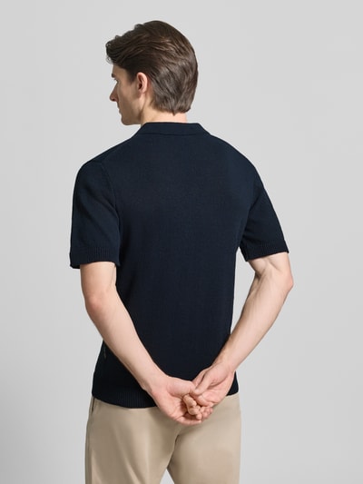 Männermodel trägt Regular Fit Freizeithemd mit Reverskragen Modell 'LINDHOLM' von Casual Friday im dunklen Ton, Material-Mix, Gerippte-Abschlüsse, Rückenlänge 70 cm, Schulterbreite 50 cm, Ärmellänge 27 cm, Ganzkörperansicht Rückansicht.