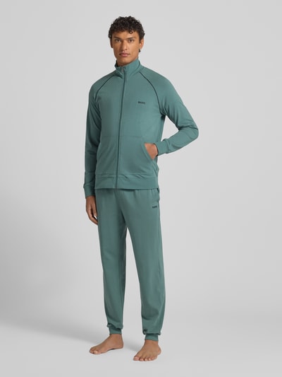 Męski model nosi Regular Fit bluzę rozpinaną z mieszanki bawełny Model 'MIX&MATCH JACKET Z' od BOSS, efekt: jednolity kolor, wyhaftowane logo, paski w kontrastowym kolorze, stójka, długi rękaw, kieszeń kangurka, zamek błyskawiczny, mieszanka bawełny; całkowity widok z przodu.