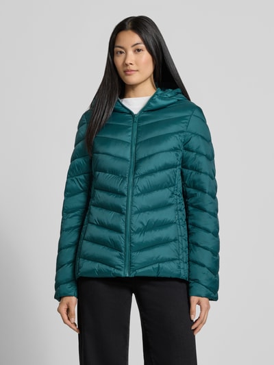 Kobiece modelka ma na sobie kurtka w stylu puffer Regular Fit Puffer Jacket mit Reißverschlusstaschen od Jake*s Casual, jednokolorowy, krój regular fit, kaptur, zamek błyskawiczny, długi rękaw, kieszenie zapinane na zamek błyskawiczny, wykończenie materiału: stepp, widok całościowy z przodu.