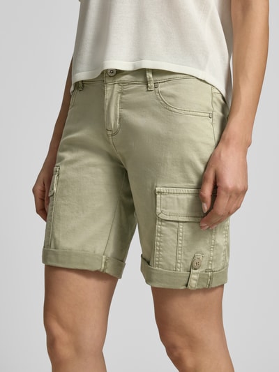 Frauenmodel trägt Cargo Shorts im 5-Pocket-Design mit Pattentaschen von Buena Vista, Baumwoll-Mix mit Stretch-Anteil, Nahaufnahme Oberschenkel.