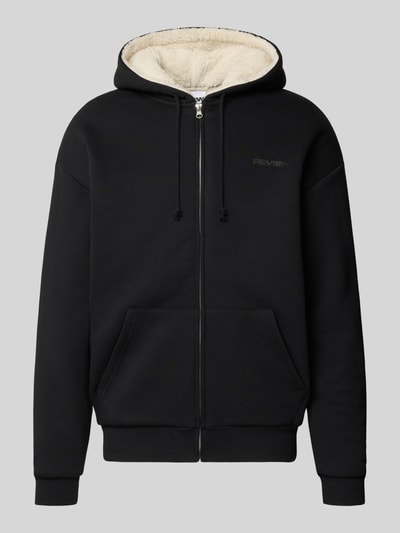 Produktfoto, Regular Fit Sweatjacke aus Baumwoll-Mix mit Teddyfutter von REVIEW in Schwarz, Kapuze mit Tunnelzug, Logo-Detail, Känguru-Tasche, elastische Abschlüsse, weiche Textur