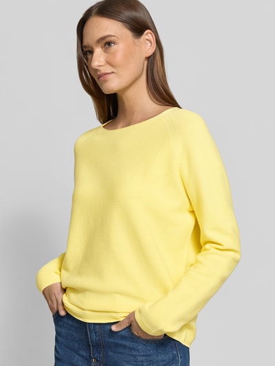 Frauenmodel trägt Strickpullover mit Rundhalsausschnitt und Label-Detail von Fynch-Hatton aus reiner Baumwolle im Regular-Fit, Nahaufnahme Oberkörper.