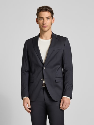 Männermodel trägt Slim Fit 2-Knopf-Sakko mit Pattentaschen Modell 'Move Alesso' von DIGEL in Dunkelblau, Schurwoll-Elasthan-Mix, Ganzkörperansicht von vorne.