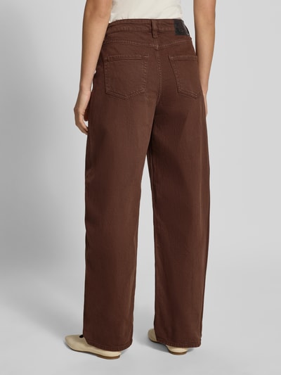 Frauenmodel trägt Barrel Jeans aus Baumwoll-Mix Modell 'GRACE' von PIECES in Dunkelbraun, lockerer Schnitt, feste Textur, Ganzkörperansicht Rückansicht. Damen Barrel Jeans von PIECES.