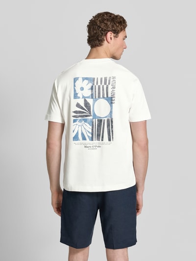 Männermodel trägt Relaxed Fit T-Shirt aus reiner Baumwolle von Marc O'Polo, Optik: Unifarben, Label-Print, Jersey, Ganzkörperansicht Rückansicht.