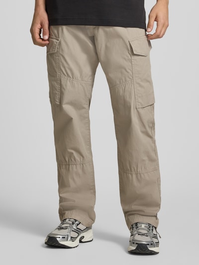 Männermodel trägt Straight Fit Cargohose mit Gesäßtaschen von G-Star Raw in Beige, Reine Baumwolle, Eingrifftaschen, Knopf-Reißverschluss, Ganzkörperansicht von vorne.